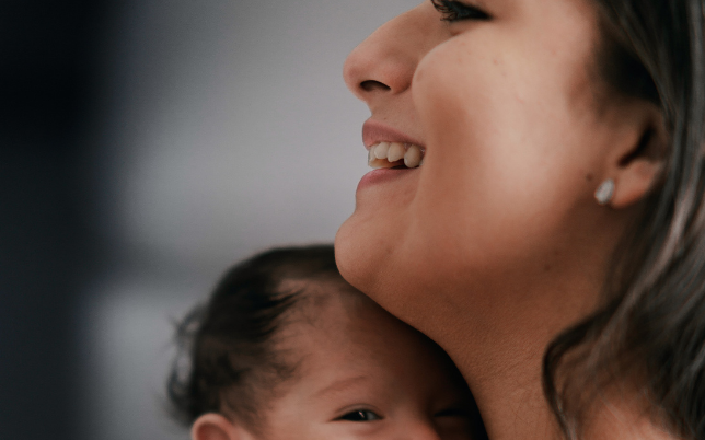 Femme et nouveau-né qui sourient